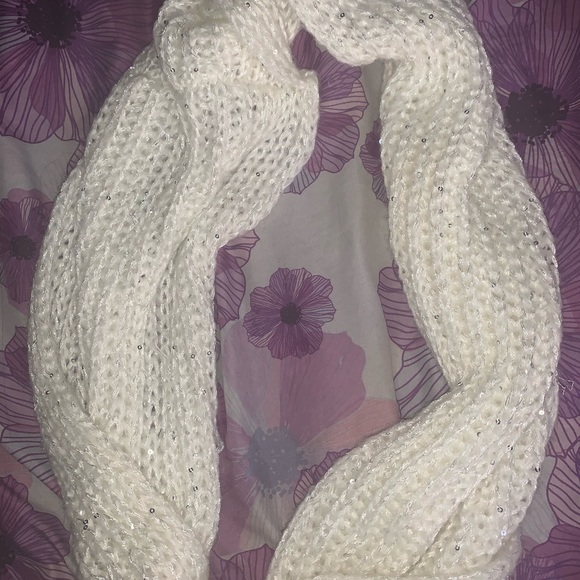 White scarfs - Picture 3 of 3